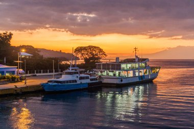 Filipinler, Siquijor Adası 'ndaki Larena Feribot Terminali' nin gün batımı manzarası.