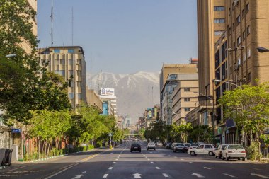 TEHRAN, İRAN - 2 Nisan 2018: Tahran yolu boş çünkü Nowruz kutlamalarının sonu.