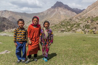 HAFT KUL, TAJIKISTAN - 11 Mayıs 2018: Fann dağlarındaki Marguzor (Haft Kul) otlağındaki küçük çocuklar