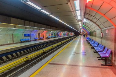 TEHRAN, İRAN - 2 Nisan 2018: Tahran 'daki Fadak metro istasyonunun içi.