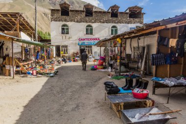 KHOROG, TAJIKISTAN - 25 Mayıs 2018: Tacikistan 'ın Khorog kentindeki pazarda oyalanıyor