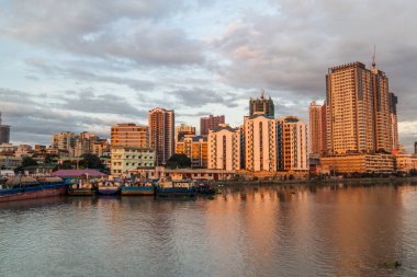 Manila silueti Pasig nehrinin arkasında, Filipinler.