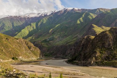 Tacikistan ve Afganistan arasındaki Panj Nehri (Pyandzh)