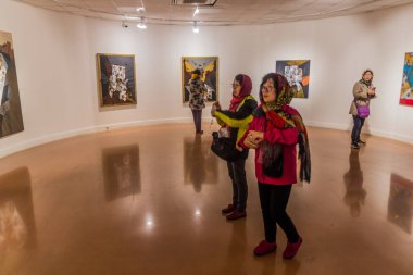 TEHRAN, İRAN - 15 Nisan 2018: İran 'ın Tahran kentindeki İranlı Sanatçılar Forumunda resimler sergisi