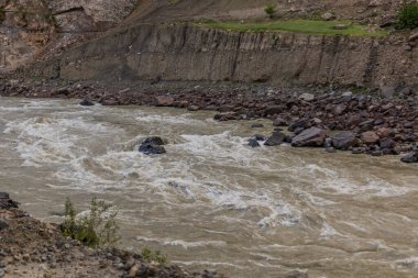 Tacikistan ve Afganistan arasındaki Panj Nehri (Pyandzh)