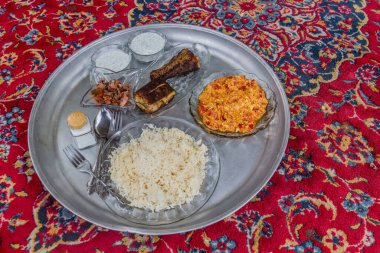  İran 'da yemek - Salata, yoğurt, yumurta ve pilav ile ızgara balık