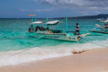 BORACAY, FİLİPPİNLER - 2 Şubat 2018: Bangka (paraw), Filipinler 'deki Boracay adasında çift kanatlı tekne