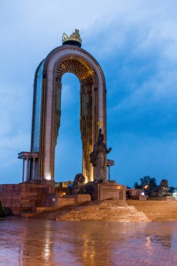 DUSHANBE, TAJIKISTAN - 14 Mayıs 2018: Dushanbe, Tacikistan 'daki Ismoil Somoni anıtının akşam manzarası