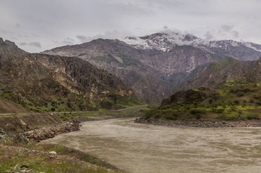 Tacikistan ve Afganistan arasındaki Panj Nehri (Pyandzh)