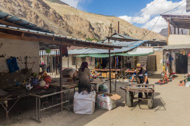KHOROG, TAJIKISTAN - 25 Mayıs 2018: Tacikistan 'ın Khorog kentindeki pazarda oyalanıyor