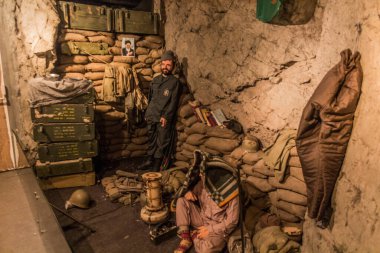 TEHRAN, İRAN - 16 Nisan 2018: Tahran, Ira 'daki İslam Devrimi ve Kutsal Savunma Müzesi' nde bir sığınak sergisi