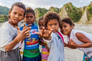 MT PINATUBO, PHILIPPINES - 30 HAZİRAN 2018 Pinatubo volkanı lahar üzerinde yerel çocuklar.