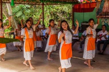 LOBOC, PHIPPINES - 10 Şubat 2018: Filipinler 'deki Bohol Adası, Loboc Nehri' ndeki gezi sırasında geleneksel yerel dans.