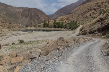 Fann dağları, Tacikistan 'da Marguzor' daki Khurdak Gölü ve Padrud Köyü (Haft Kul)