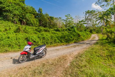BOHOL ADASI, FİLİPPİNLER - 11 Şubat 2018: Filipinler 'deki Bohol Adası' nda bir köy yolunda scooter