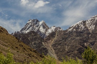 Tacikistan 'da, Pamir dağlarında karla kaplı tepeler