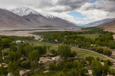 Tacikistan 'ın Wakhan vadisinde Vrang köyünün hava manzarası