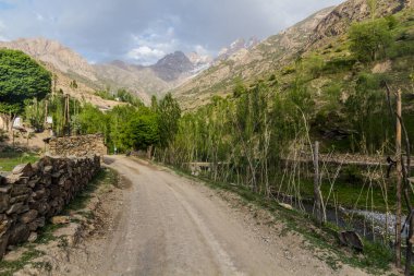 Fann dağlarındaki Nofin köyünde yol, Tacikistan