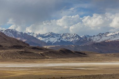 Tacikistan 'da Pamir dağlarının tepeleri karla kaplıydı.
