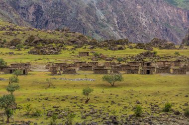 Afganistan 'ın Badakhshan eyaletindeki küçük taş barakalar köyü.