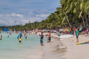 BORACAY, FİLİPPİNLER - 1 Şubat 2018: Turistler Filipinler 'in Boracay adasındaki White Beach' in tadını çıkarıyorlar