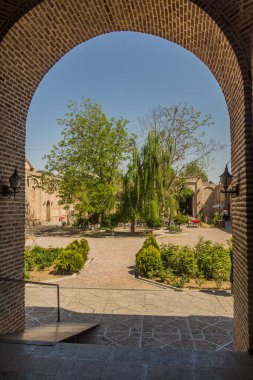 Sa 'd al-Saltaneh Karavanserai' nin avlusu İran 'ın Kazvin kentinde pazara dönüştü.