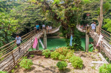 BOHOL, PHIPPINES - 11 Şubat 2018: Bohol Adası, Filipinler 'deki Loboc Nehri üzerindeki Sipatan İkiz Asma Köprüsü