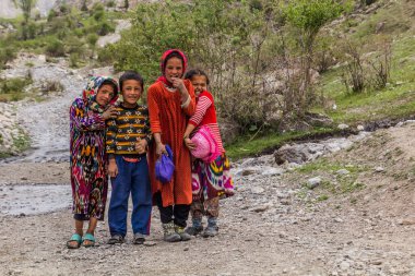 HAFT KUL, TAJIKISTAN - 11 Mayıs 2018: Fann dağlarındaki Marguzor (Haft Kul) otlağındaki küçük çocuklar