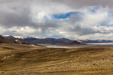 Tacikistan 'da Pamir dağlarının tepeleri karla kaplıydı.