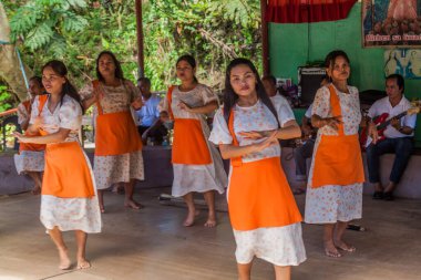 LOBOC, PHIPPINES - 10 Şubat 2018: Filipinler 'deki Bohol Adası, Loboc Nehri' ndeki gezi sırasında geleneksel yerel dans.