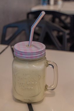 Bir bardak pipetli lassi.