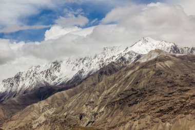 Wakhan vadisinde, Tacikistan 'da karla kaplı dağlar