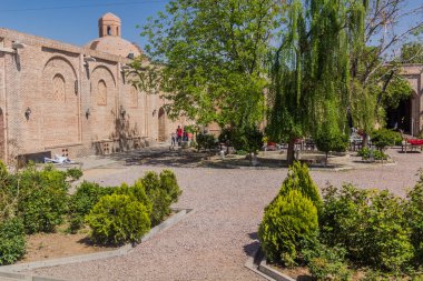 QAZVIN, IRAN - 5 Nisan 2018: Sa 'd al-Saltaneh Caravanserai' nin avlusu İran 'ın Kazvin kentinde pazara dönüştü