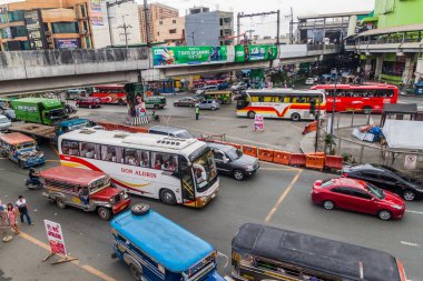 MANILA, PHILIPPINES - 20 HAZİRAN 2018: EDSA LRT istasyonu yakınlarındaki Pasay şehrindeki işlek caddenin görüntüsü.