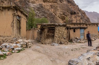 HAFT KUL, TAJIKISTAN - 11 Mayıs 2018: Fann dağlarındaki Haft Kul 'un Marguzor köyünde yerel adam