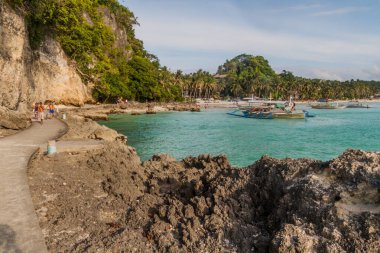 BORACAY, FİLİPPİNLER - 1 Şubat 2018: Boracay Adası, Filipinler 'deki White Beach' in sonundaki uçurumlar