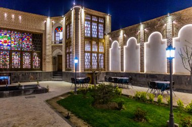 İran, Erdabil 'de bir avlu restoranının gece manzarası