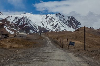 Gorno-Badakhshan Özerk Bölgesi, Tacikistan 'daki Pamir Otoyolu' nda Ak Baital Geçidi
