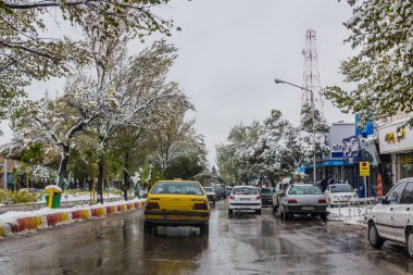 QUCHAN, İRAN - 17 Nisan 2018: Quchan kasabasının ana yolu karla kaplandı