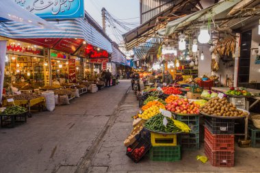 LAHIJAN, İRAN - 8 Nisan 2018: İran 'ın Gilan eyaletindeki Lahijan kentindeki pazarda meyve ve sebze tezgahları
