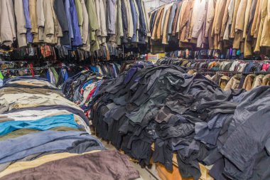 ARDABİL, İRAN - 11 Nisan 2018: İran 'ın Erdabil kentindeki yerel bir giyim mağazasında ticaret