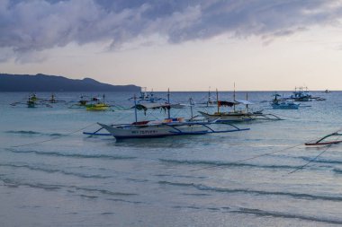 BORACAY, FİLİPPİNLER - 1 Şubat 2018: Bangkas (paraw), çift egzoz tekneleri, Boracay Adası, Filipinler