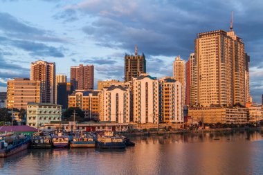 Manila silueti Pasig nehrinin arkasında, Filipinler.