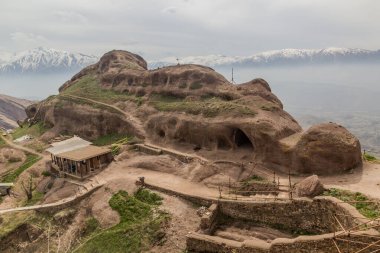 İran 'daki Alamut harabeleri (kartal yuvası) şatosu