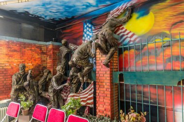 TEHRAN, İRAN - 16 Nisan 2018: İran 'ın Tahran kentindeki eski ABD Büyükelçiliği' nde (şimdiki ABD Casusluk Müzesi) sergi. 1979 'da elçiliğe yapılan saldırıyı gösteriyor..