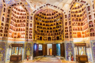 ARDABİL, İRAN - 10 Nisan 2018: İran 'ın Erdabil kentindeki Şeyh Safi el-Din Ardabili Tapınağı' ndaki Chini Khaneh (Çin Odası)