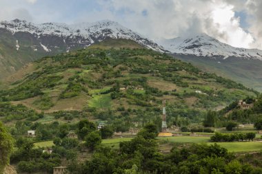 Tacikistan ve Afganistan arasındaki Panj Nehri (Pyandzh) vadisi.