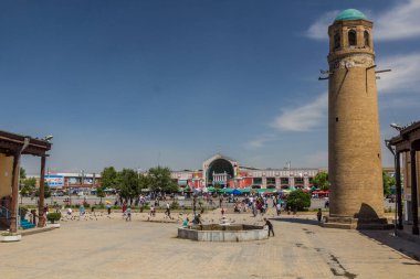 KHUJAND, TAJIKISTAN - 6 Mayıs 2018: Khujand, Tacikistan 'daki Panchsanbe (Panjshanbe) Çarşısının önündeki Meydan
