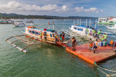 CATICLAN, FİLİPPİNLER - 1 Şubat 2018: Caticlan, Filipinler 'deki bir limanda Bangka botları