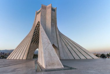 TEHRAN, İRAN - 2 Nisan 2018: Tahran, İran 'daki Azadi Kulesi (Özgürlük Kulesi)
